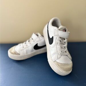 Little kids white Nike Blazer Low ‘77 sneakers | size 12 C